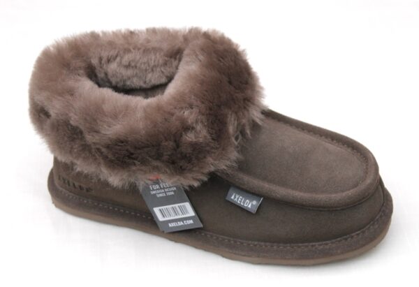 DP002 Dames dichte pantoffel van “Axelda” lamsvacht gevoerd taupe suède